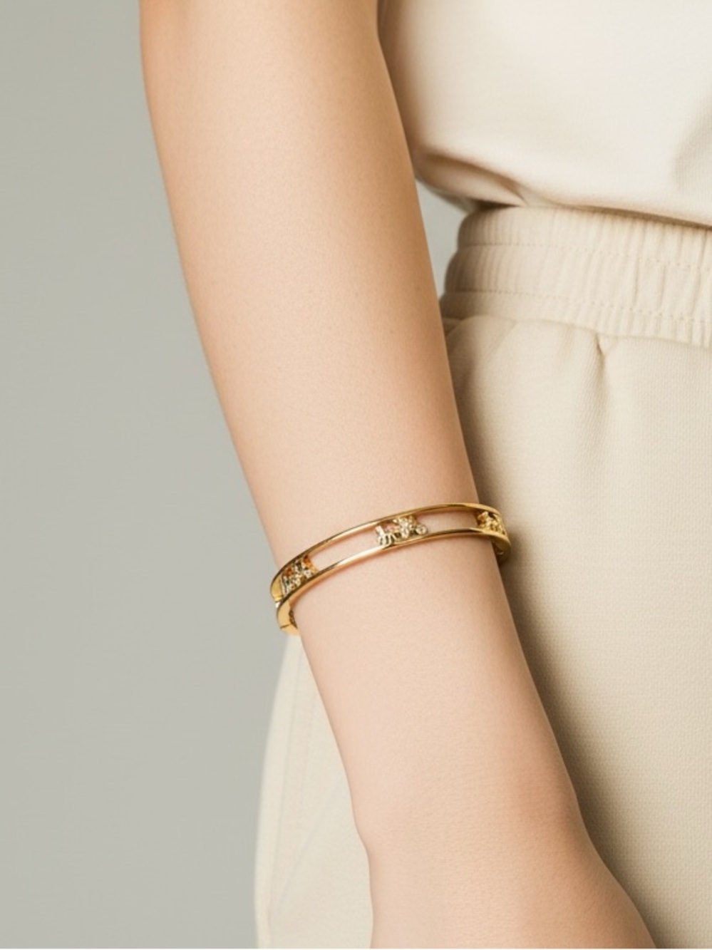 Coach Horse and Carriage Gold Toned Bangle Bracelet NWT - Picture 4 of 4